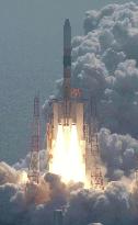 (1)Japan launches 2 spy satellites